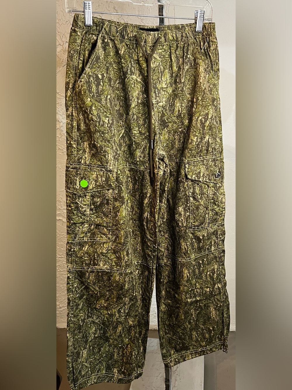 Almost Famous Green Camouflage Cargo Pants size 28 Waist Stretch